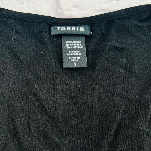 Torrid Sleeveless Tank Shirt Women's Size 1 Black V Neck Covered Button - Picture 3 of 9